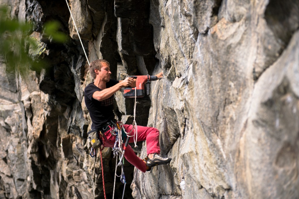Norway / Flatanger / Elliott Ashes bolting a new 7a © Claudia Ziegler